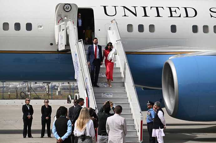 万斯夫妇抵达印度