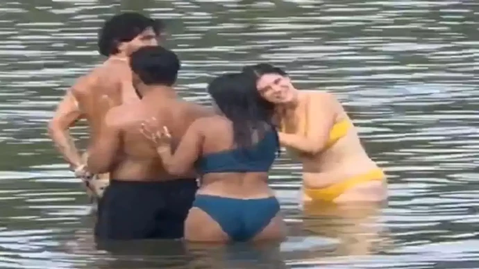 印度人湖中洗澡