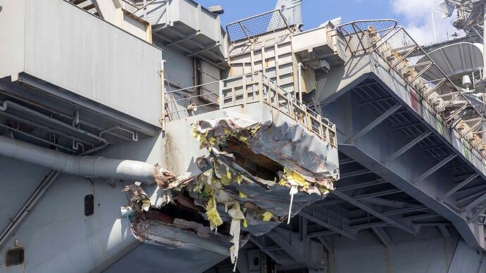 美国航母撞商船